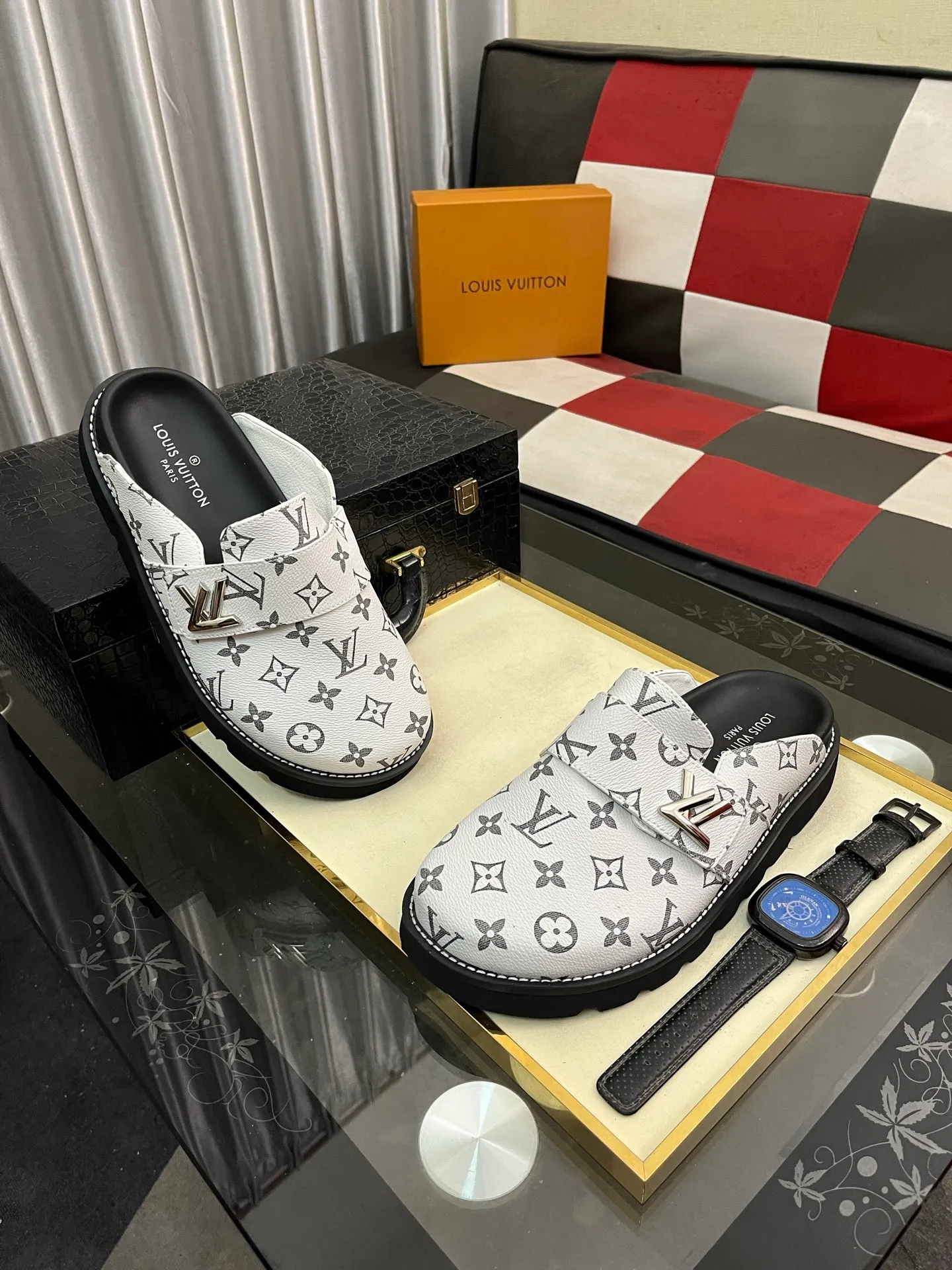 Men's men's shoes 💰420⌚️⌚️lv new Baotou half-slippers winterbreak comfert flat slippers lv letter and monogram floral embellished leather pattern, with sheepskin lining, suitable for indoor and outdoor wear. The water table is made of high-density foam material, which is light and comfortable. The sole has a certain thickness and the anti-aging effect is also good! Premium size: 38-444️⃣Colors available